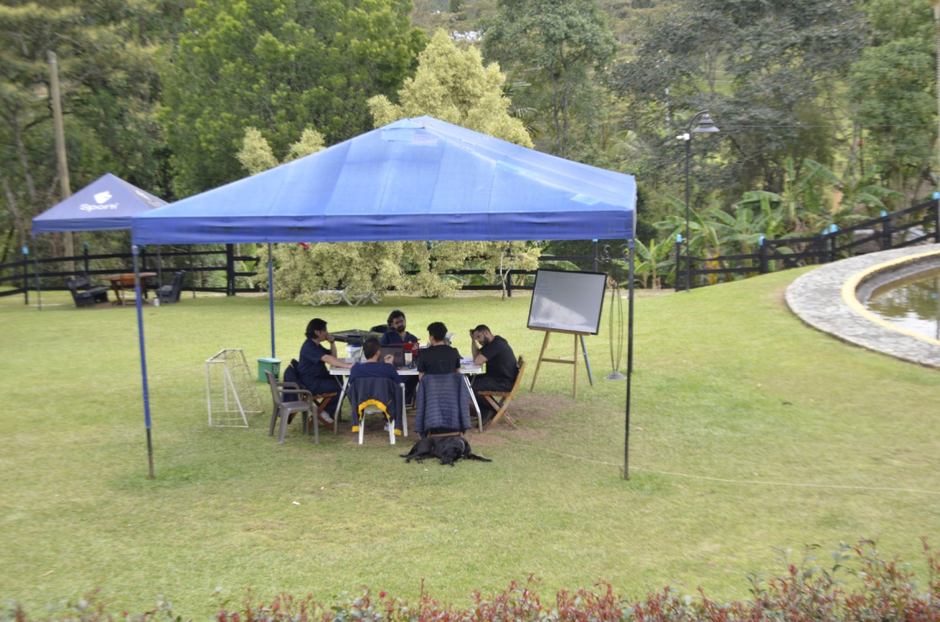 Carpa azul en zona verde de sede campestre Sportí