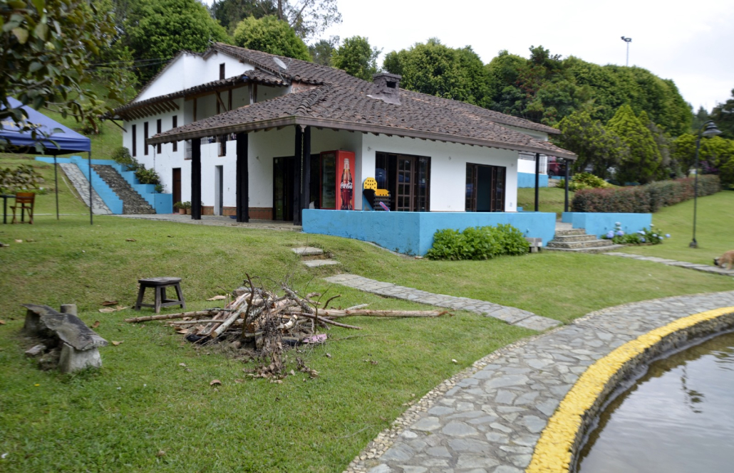 Casa campestre con sendero y jardín de Sportí
