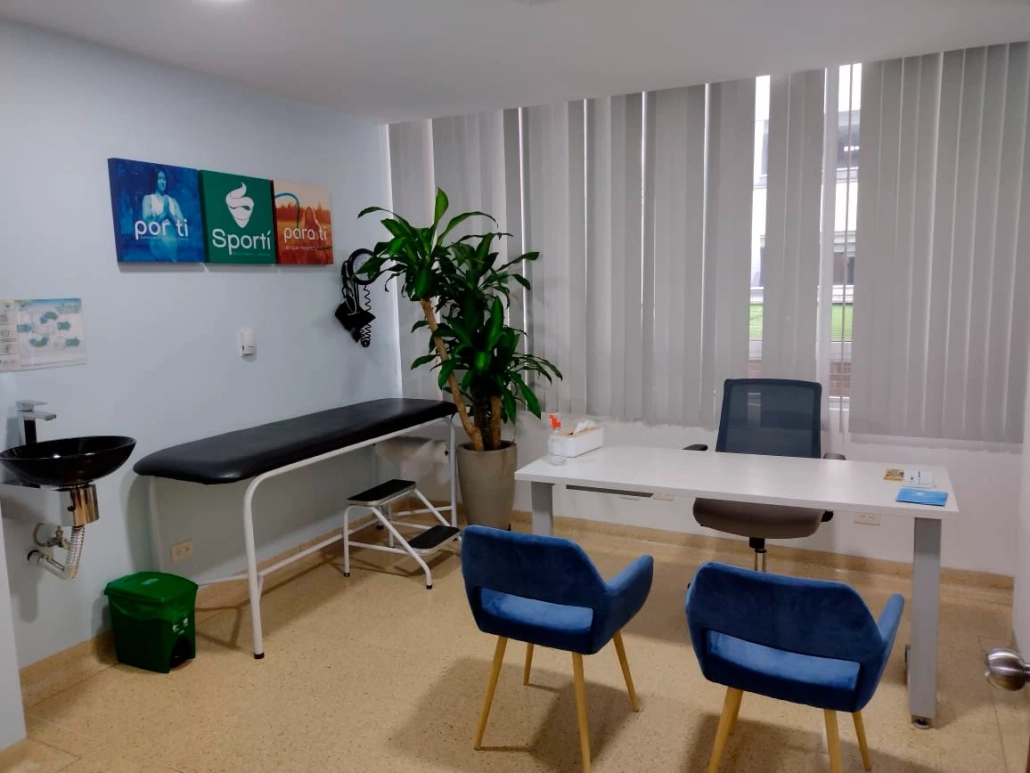 Consultorio con camilla para terapia física en Sportí