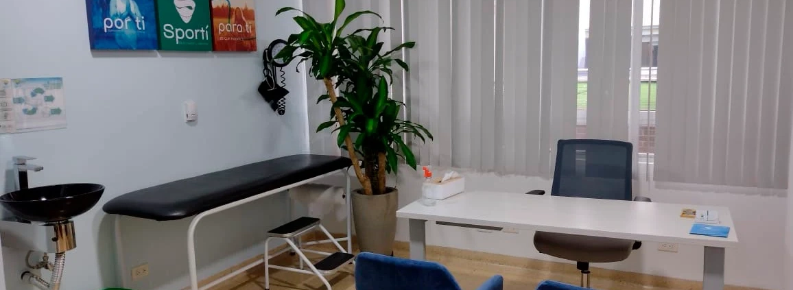 Consultorio con camilla para terapia física en Sportí