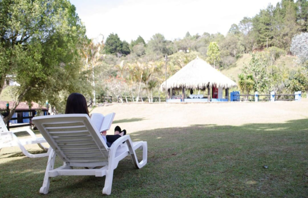 Zona de descanso al aire libre en sede Sportí