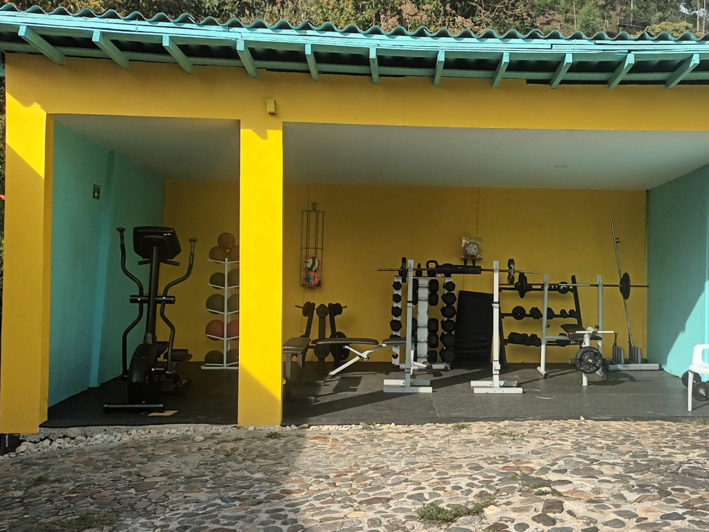 Rack de pesas en gimnasio exterior de Sportí