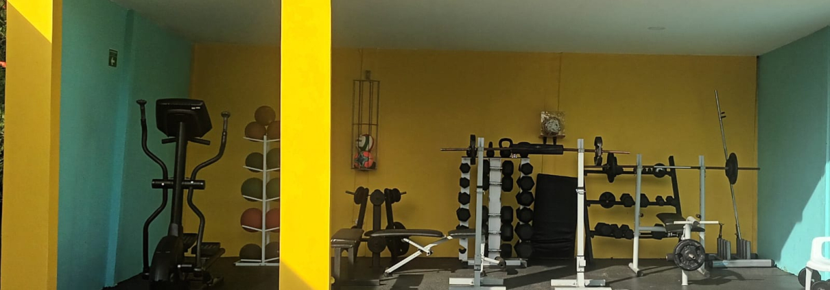 Rack de pesas en gimnasio exterior de Sportí