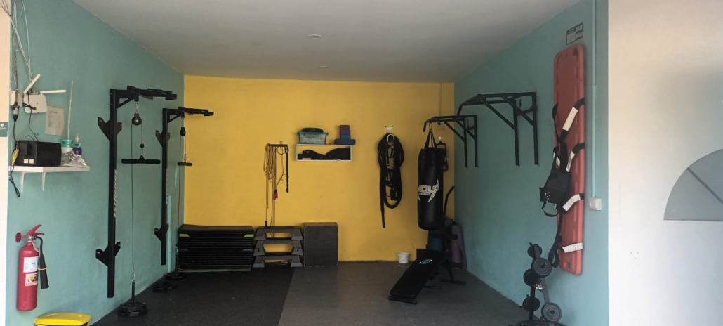 Gimnasio interior con pared amarilla en Sportí