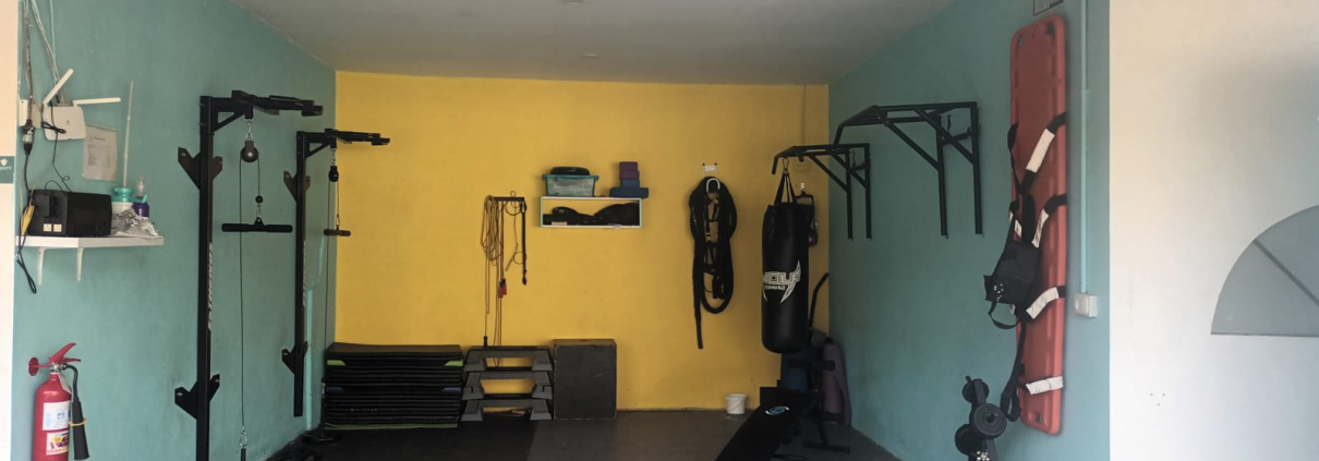 Gimnasio interior con pared amarilla en Sportí