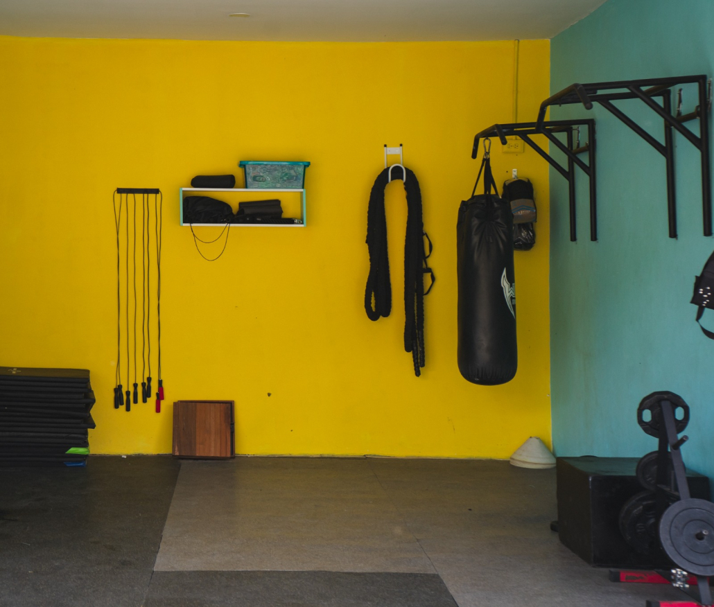 Equipos de gimnasio con pared amarilla en Sportí