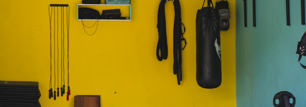 Equipos de gimnasio con pared amarilla en Sportí