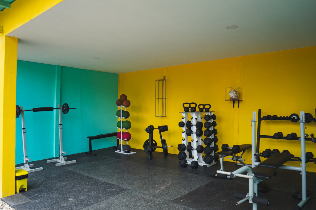 Pesas con pared amarilla en gimnasio Sportí
