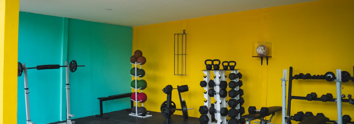 Pesas con pared amarilla en gimnasio Sportí