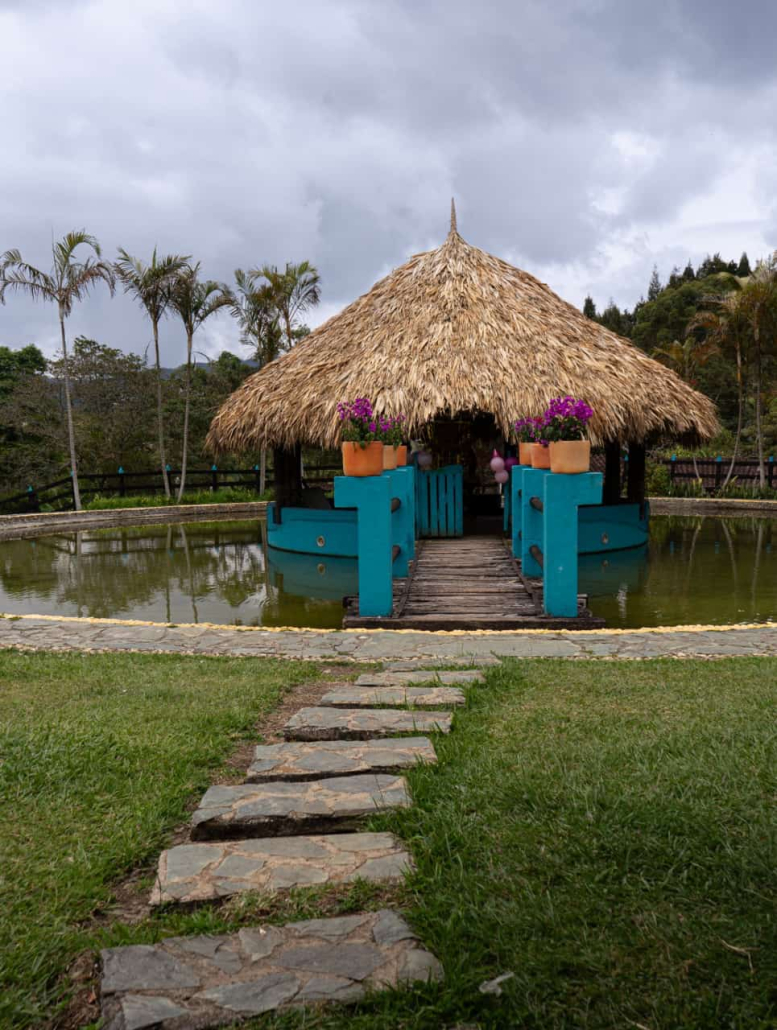 Kiosco con palapa y sendero en sede Sportí
