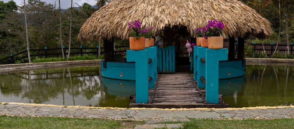 Kiosco con palapa y sendero en sede Sportí