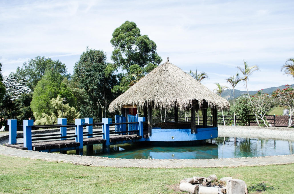 Kiosco junto a piscina con baranda azul en Sportí