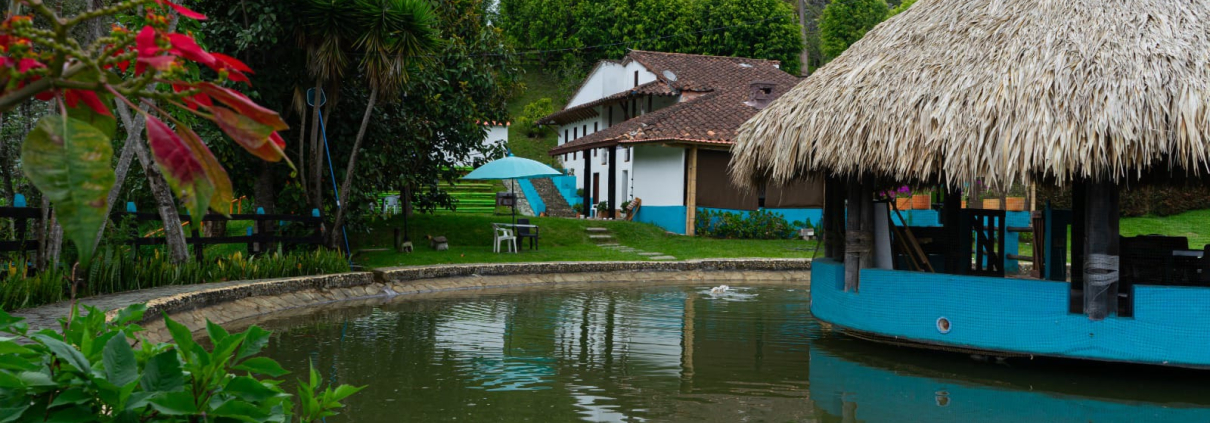 Kiosco con piscina y jardín tropical en Sportí