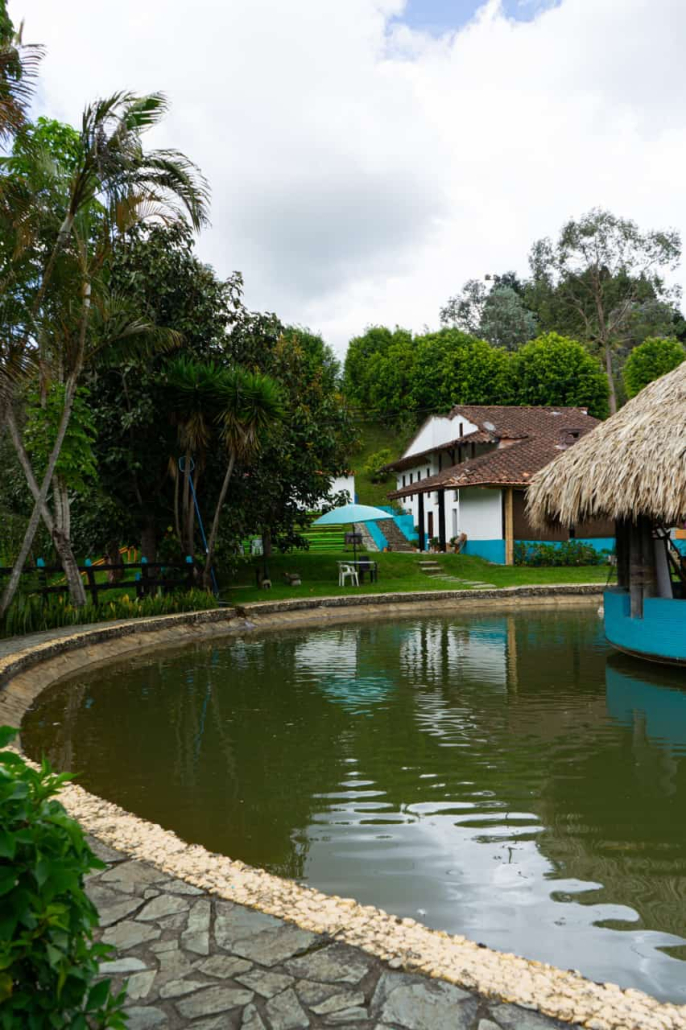 Lago con kiosco y jardín en sede Sportí