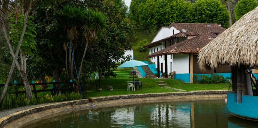 Lago con kiosco y jardín en sede Sportí