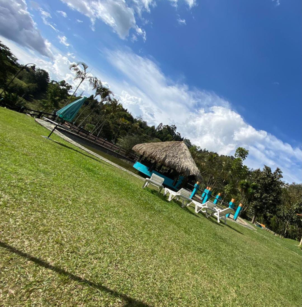 Lago, kiosco y zona verde en sede Sportí
