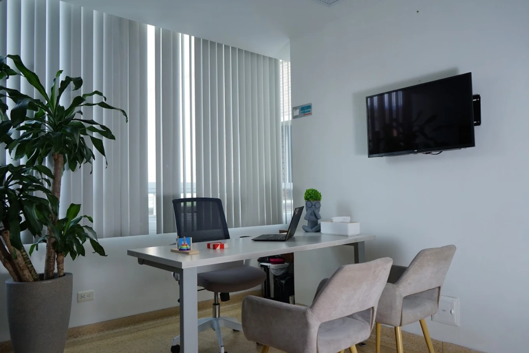 Sala de consulta con mesa y TV en Sportí