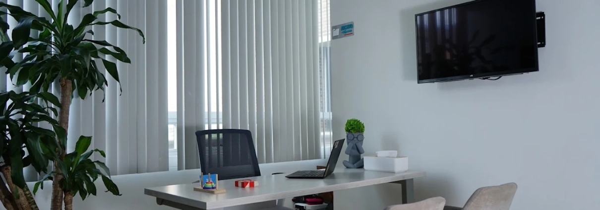 Sala de consulta con mesa y TV en Sportí
