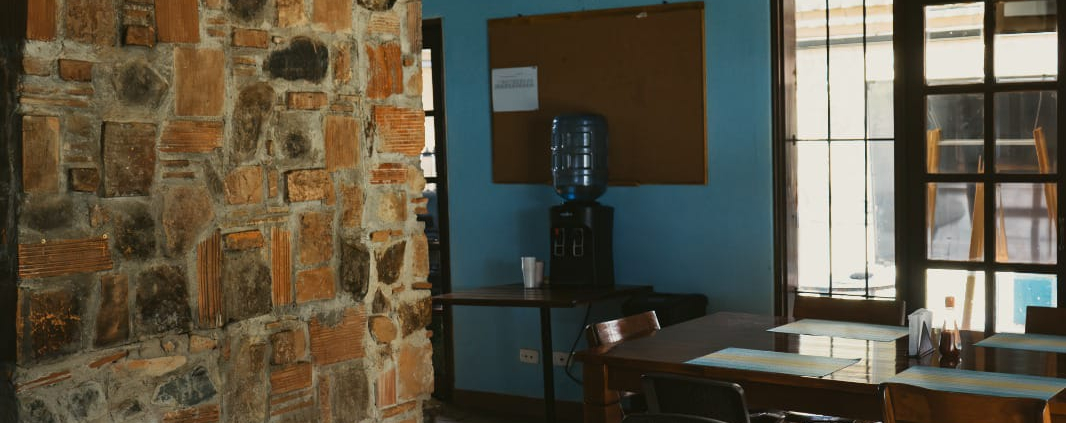 Salón campestre con comedor de piedra en Sportí