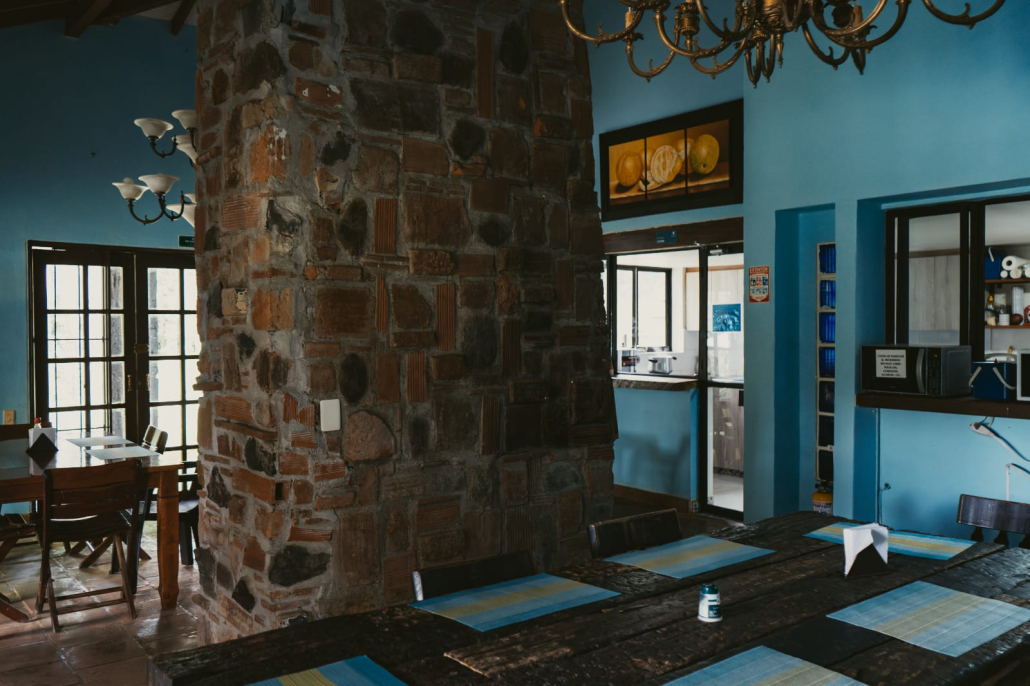 Salón campestre con pared de piedra en Sportí