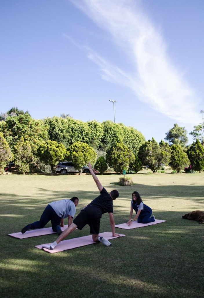 Yoga al aire libre en zona verde de Sportí
