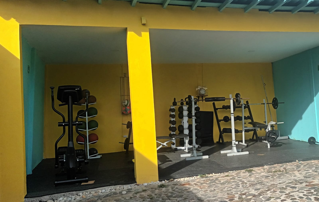 Zona fitness exterior con pesas en Sportí