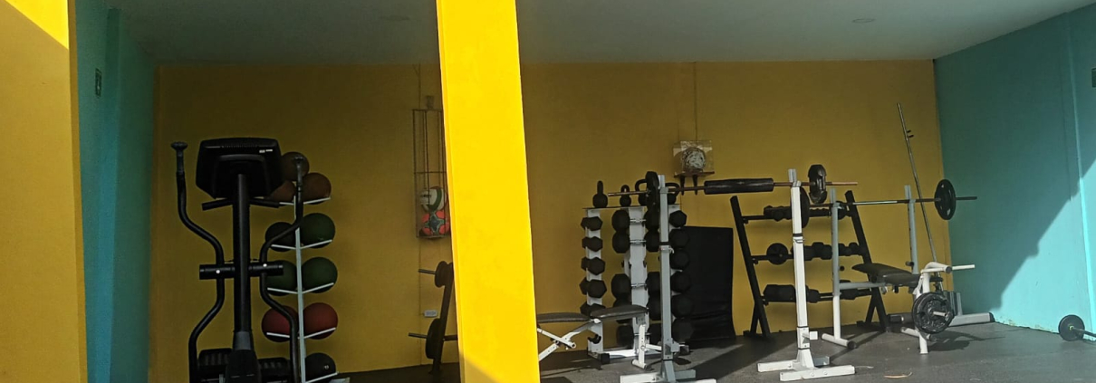 Zona fitness exterior con pesas en Sportí