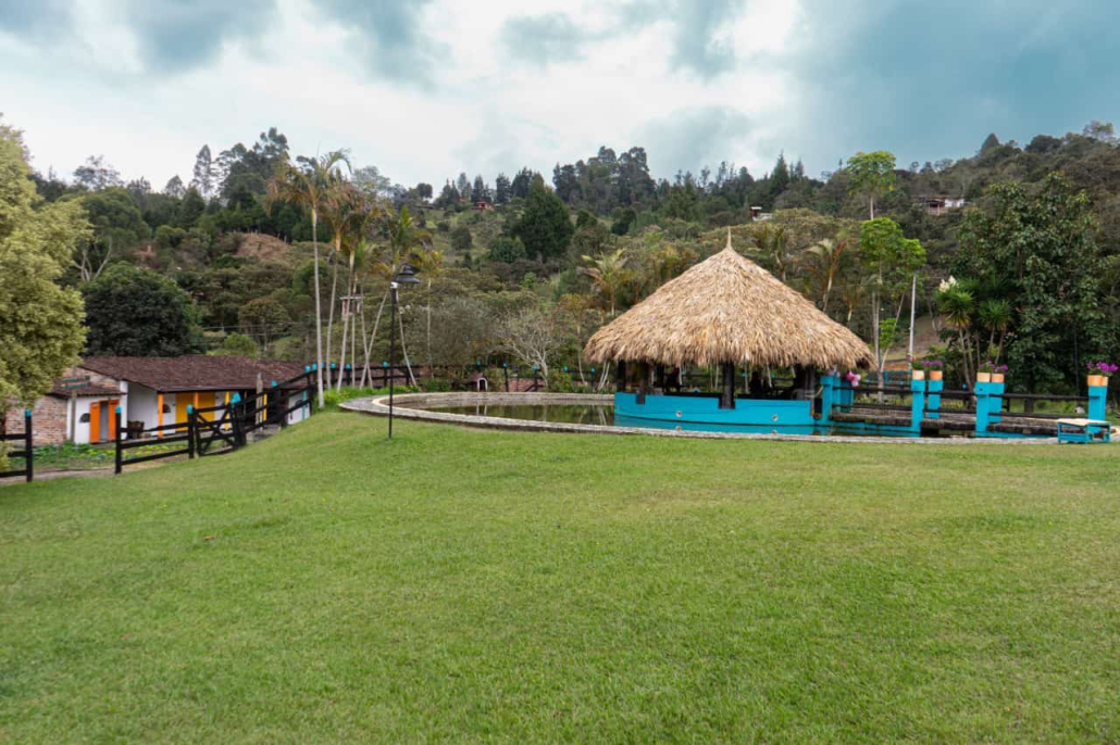 Zona verde con kiosco y piscina en sede Sportí