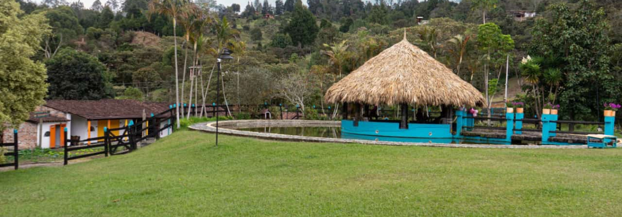 Zona verde con kiosco y piscina en sede Sportí